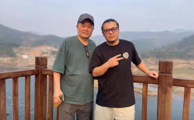 64歲畢福劍與友人爬山,汗水浸濕衣服臉頰鬆弛,被小伙搭肩不生氣