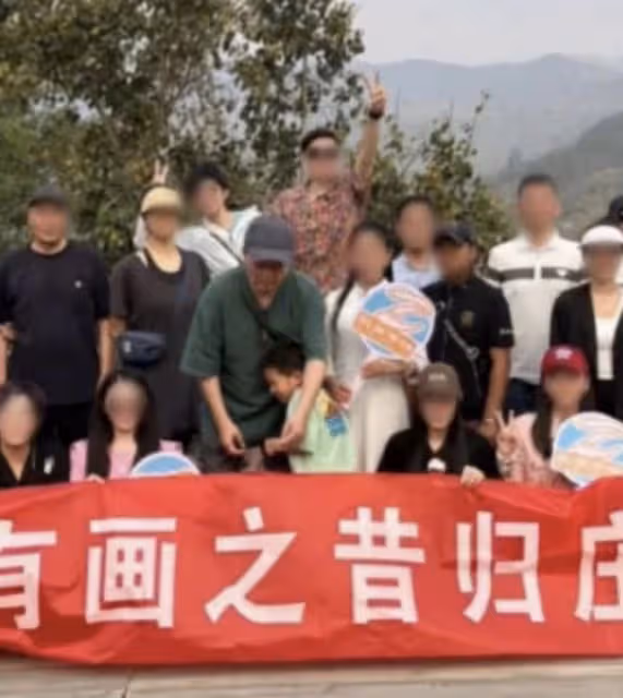 64歲畢福劍與友人爬山,汗水浸濕衣服臉頰鬆弛,被小伙搭肩不生氣