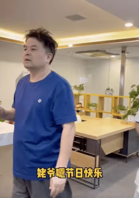 64歲畢福劍與友人爬山,汗水浸濕衣服臉頰鬆弛,被小伙搭肩不生氣