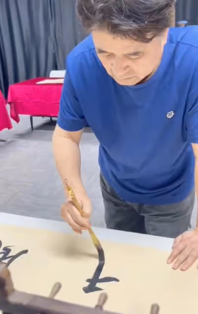 64歲畢福劍與友人爬山，汗水浸濕衣服臉頰鬆弛，被小伙搭肩不生氣