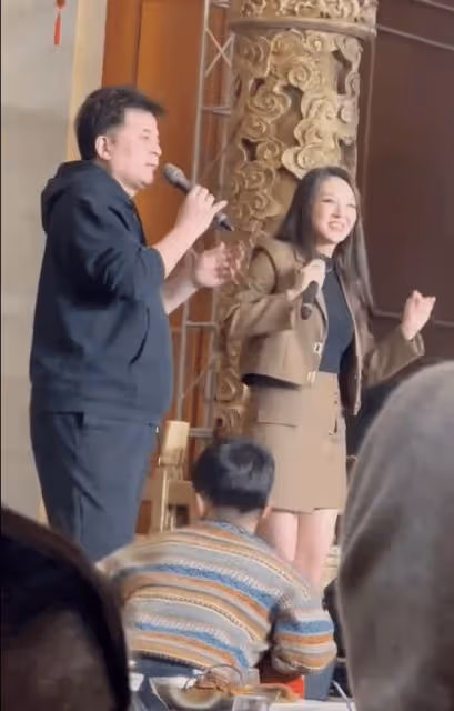 64歲畢福劍與友人爬山，汗水浸濕衣服臉頰鬆弛，被小伙搭肩不生氣