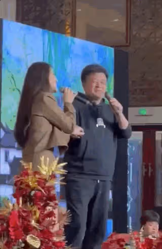 64歲畢福劍與友人爬山，汗水浸濕衣服臉頰鬆弛，被小伙搭肩不生氣