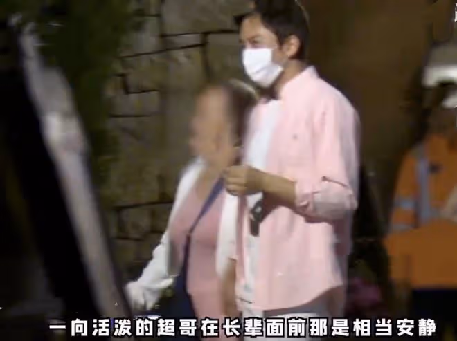 鄧超孫儷一家四口外出聚餐,為9歲女兒慶生,兒子身高直追媽媽