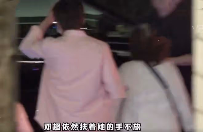 鄧超孫儷一家四口外出聚餐,為9歲女兒慶生,兒子身高直追媽媽