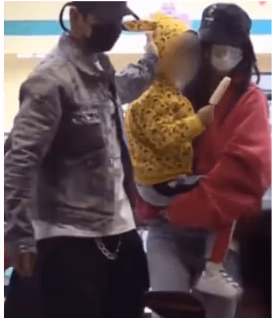 Baby上海機場出發,身穿黃色裙子秀大長腿,擺剪刀手心情愉悅