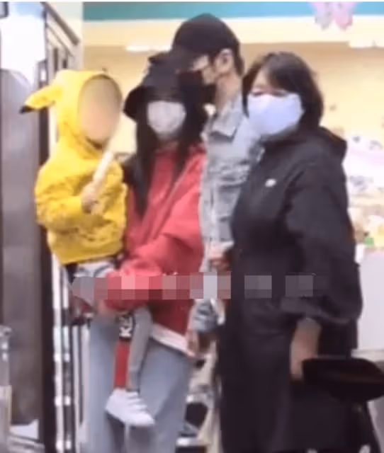 Baby上海機場出發,身穿黃色裙子秀大長腿,擺剪刀手心情愉悅