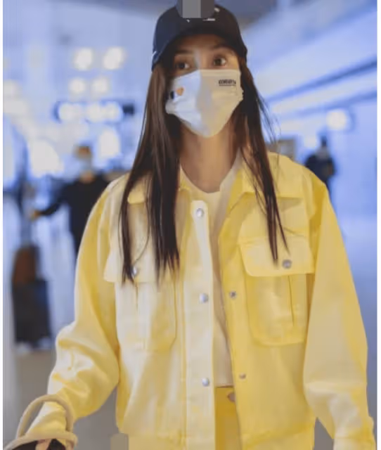 Baby上海機場出發,身穿黃色裙子秀大長腿,擺剪刀手心情愉悅
