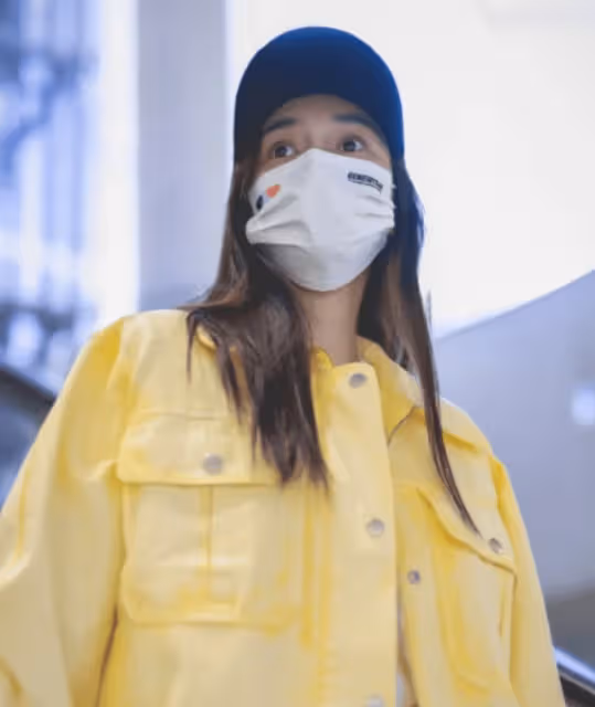 Baby上海機場出發,身穿黃色裙子秀大長腿,擺剪刀手心情愉悅
