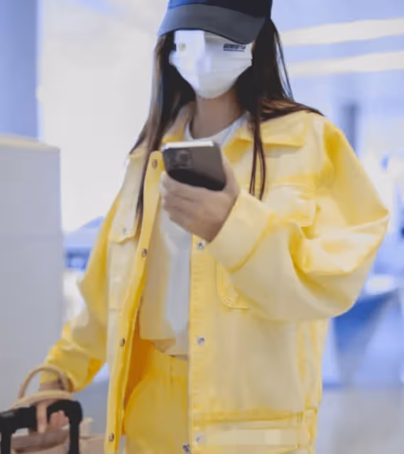 Baby上海機場出發,身穿黃色裙子秀大長腿,擺剪刀手心情愉悅