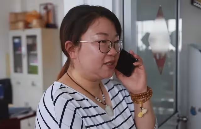 在國外陪讀,接到電話說丈夫家外有家,她不動聲色回了國