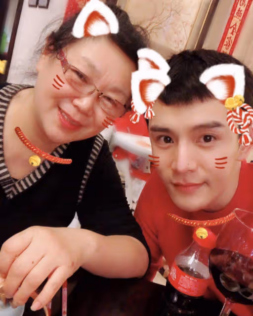 小李琳一家被偶遇,老公經超眼神寵溺女兒亭亭玉立,婆媳罕見同框