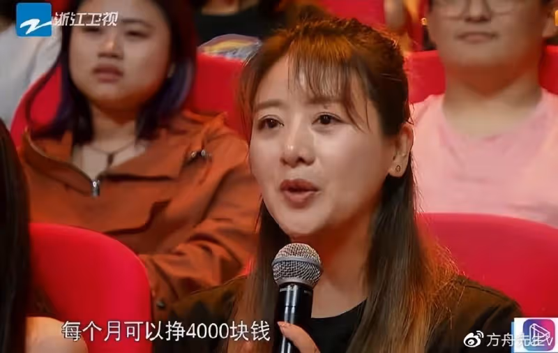 小李琳一家被偶遇,老公經超眼神寵溺女兒亭亭玉立,婆媳罕見同框