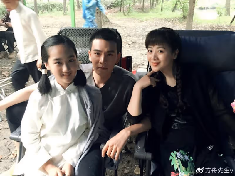 小李琳一家被偶遇,老公經超眼神寵溺女兒亭亭玉立,婆媳罕見同框