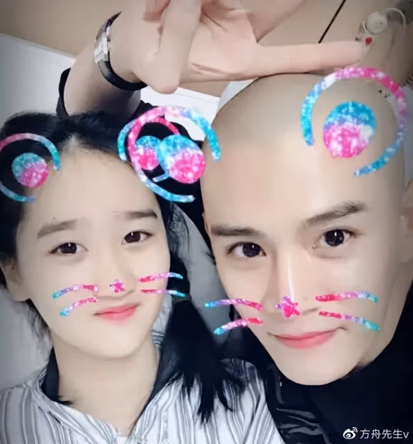 小李琳一家被偶遇,老公經超眼神寵溺女兒亭亭玉立,婆媳罕見同框