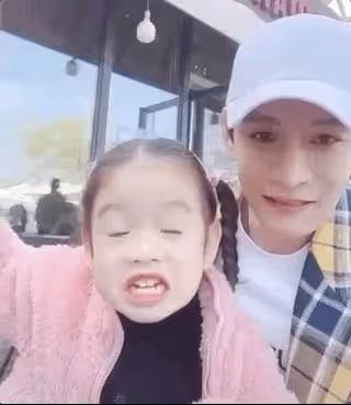 小李琳一家被偶遇,老公經超眼神寵溺女兒亭亭玉立,婆媳罕見同框