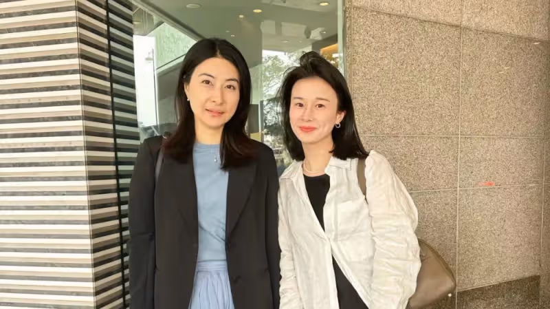 郭晶晶拎8萬愛馬仕出行，穿高跟美到女人味，霍啟剛公文包都磨損