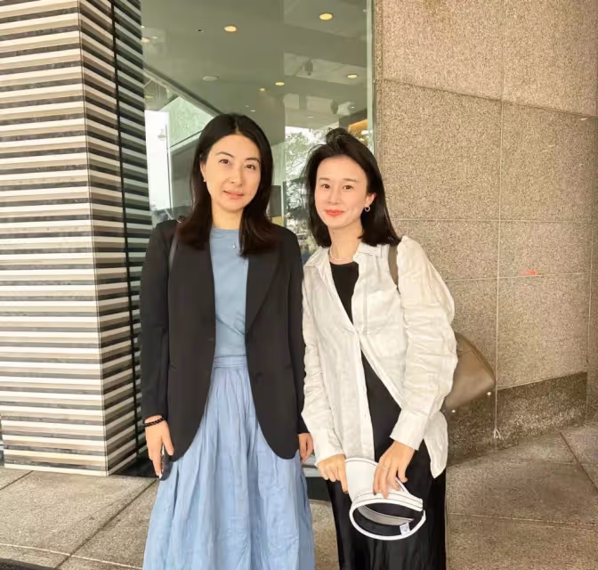 郭晶晶拎8萬愛馬仕出行,穿高跟美到女人味,霍啟剛公文包都磨損