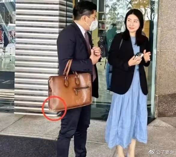 郭晶晶拎8萬愛馬仕出行,穿高跟美到女人味,霍啟剛公文包都磨損