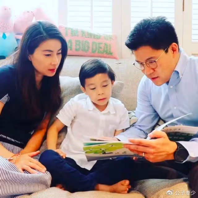 郭晶晶拎8萬愛馬仕出行,穿高跟美到女人味,霍啟剛公文包都磨損