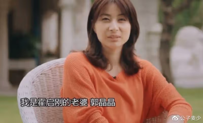 郭晶晶拎8萬愛馬仕出行,穿高跟美到女人味,霍啟剛公文包都磨損