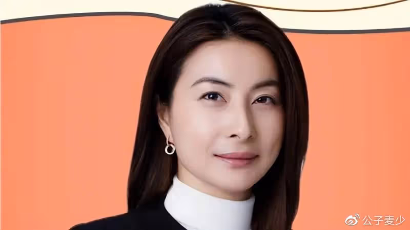 郭晶晶拎8萬愛馬仕出行,穿高跟美到女人味,霍啟剛公文包都磨損