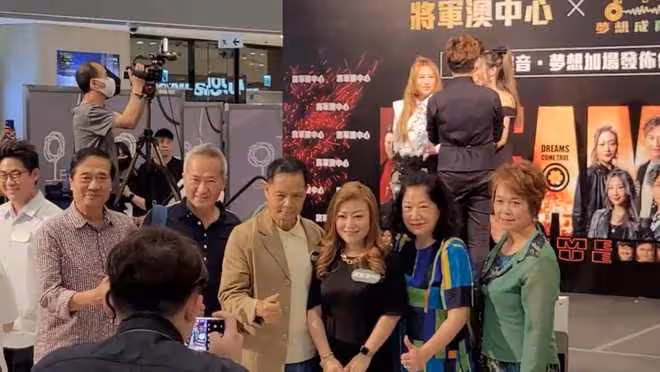 71歲公務員出道當藝人,出席活動昏迷急送醫!兒子是TVB當紅男星
