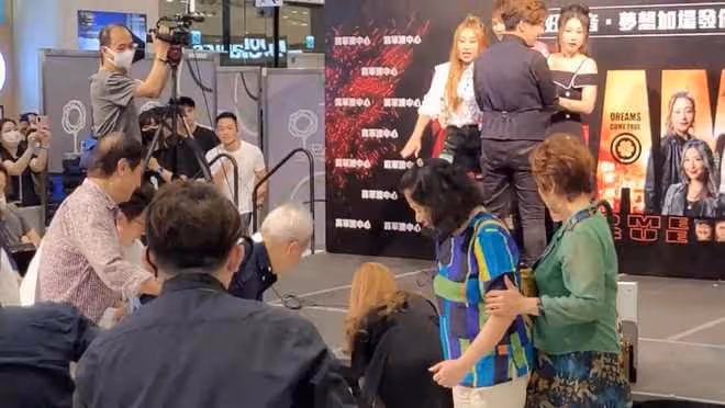 71歲公務員出道當藝人,出席活動昏迷急送醫!兒子是TVB當紅男星