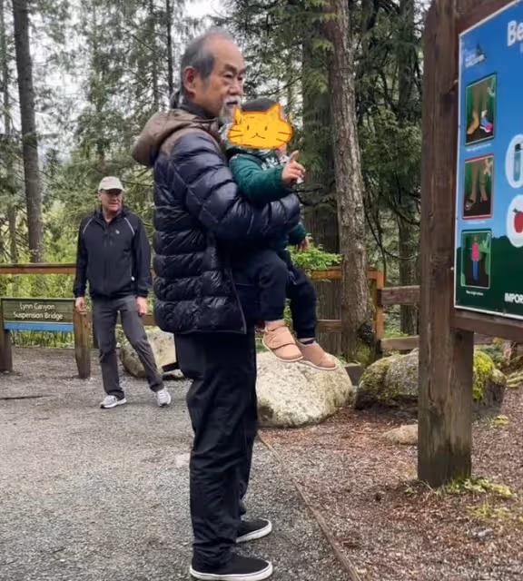 老戲骨元華全家移居國外,70歲抱孫爬山被拍,鬚髮皆白仍健步如飛