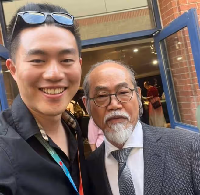 老戲骨元華全家移居國外,70歲抱孫爬山被拍,鬚髮皆白仍健步如飛