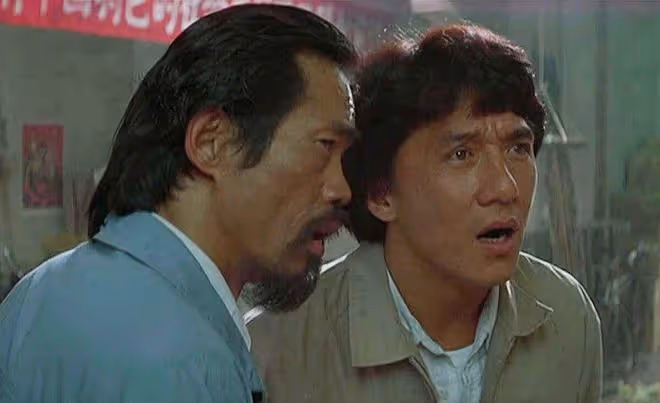 老戲骨元華全家移居國外,70歲抱孫爬山被拍,鬚髮皆白仍健步如飛