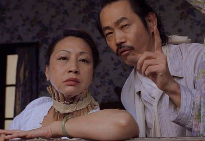老戲骨元華全家移居國外,70歲抱孫爬山被拍,鬚髮皆白仍健步如飛