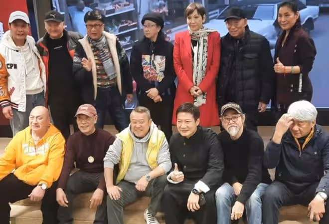 老戲骨元華全家移居國外,70歲抱孫爬山被拍,鬚髮皆白仍健步如飛