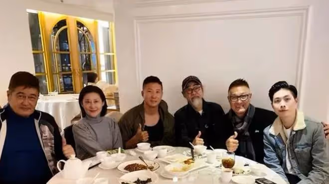 老戲骨元華全家移居國外,70歲抱孫爬山被拍,鬚髮皆白仍健步如飛