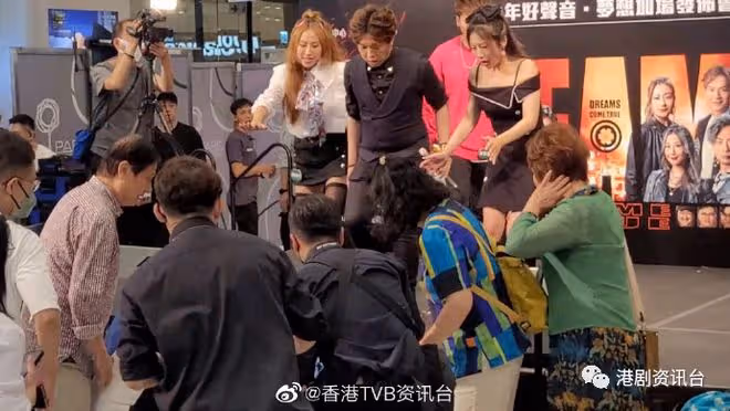 突發!71歲吳大強受訪時突然暈倒,TVB小生趕去醫院接爸爸