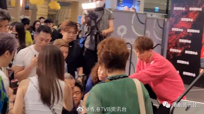 突發!71歲吳大強受訪時突然暈倒,TVB小生趕去醫院接爸爸