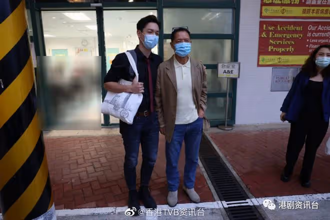 突發!71歲吳大強受訪時突然暈倒,TVB小生趕去醫院接爸爸