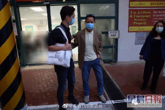 突發!71歲吳大強受訪時突然暈倒,TVB小生趕去醫院接爸爸