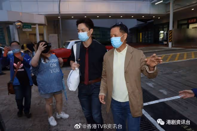 突發!71歲吳大強受訪時突然暈倒,TVB小生趕去醫院接爸爸