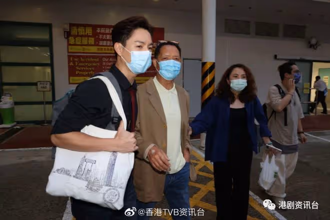 突發!71歲吳大強受訪時突然暈倒,TVB小生趕去醫院接爸爸