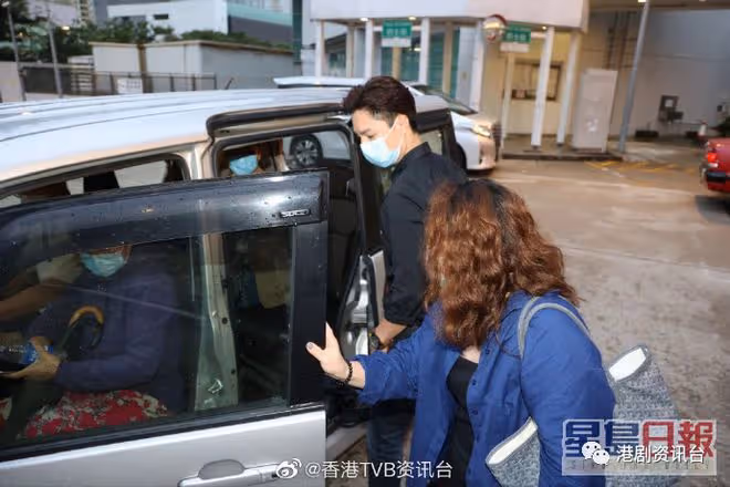突發!71歲吳大強受訪時突然暈倒,TVB小生趕去醫院接爸爸