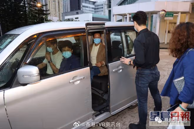 突發!71歲吳大強受訪時突然暈倒,TVB小生趕去醫院接爸爸