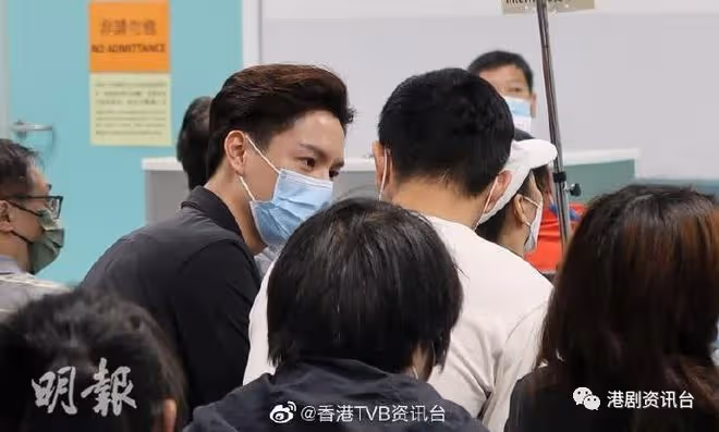 突發!71歲吳大強受訪時突然暈倒,TVB小生趕去醫院接爸爸