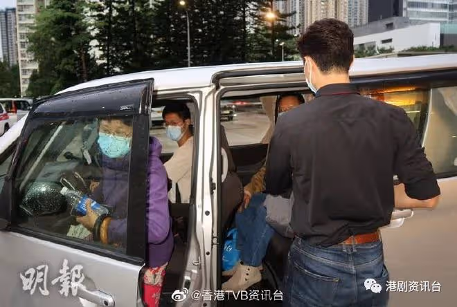 突發!71歲吳大強受訪時突然暈倒,TVB小生趕去醫院接爸爸