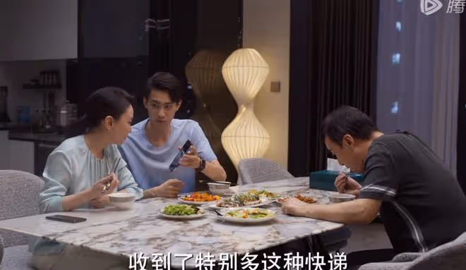 平凡之路:2個家庭2頓晚餐勾畫階層差異,你吃的飯就是你的階層