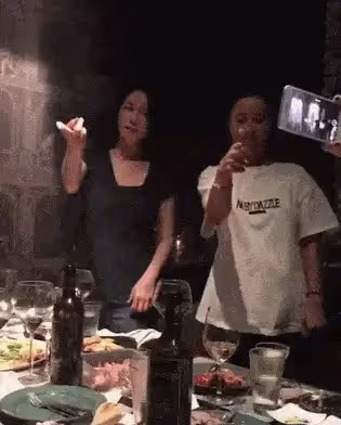 那英:私密聚會曝光,臉色發紅喝著紅酒抽中華,被誇很有人格魅力