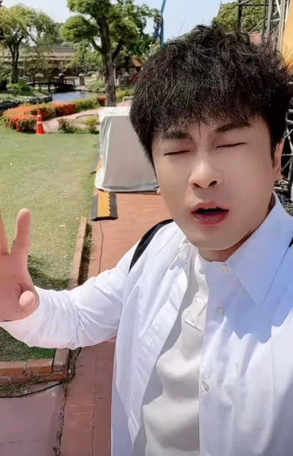 辛巴泰國發視頻向全國的網友道歉，不該讓鐵粉早早充值，現在沒貨