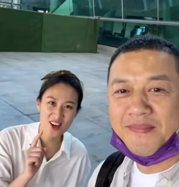 李亞鵬:現身廣東火車站,主動和網友合影被嫌棄,旅客表示好尷尬