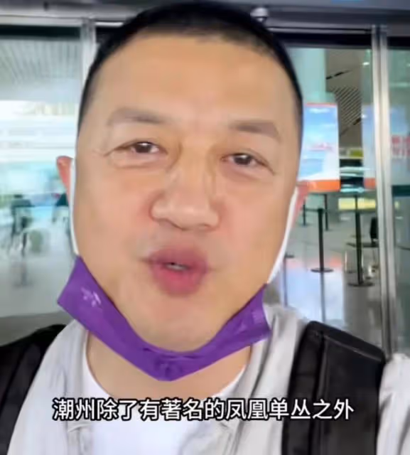 李亞鵬:現身廣東火車站,主動和網友合影被嫌棄,旅客表示好尷尬