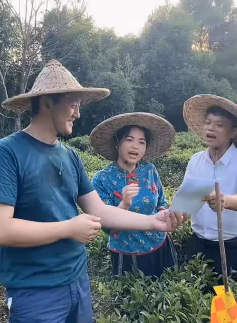 李亞鵬:現身廣東火車站,主動和網友合影被嫌棄,旅客表示好尷尬