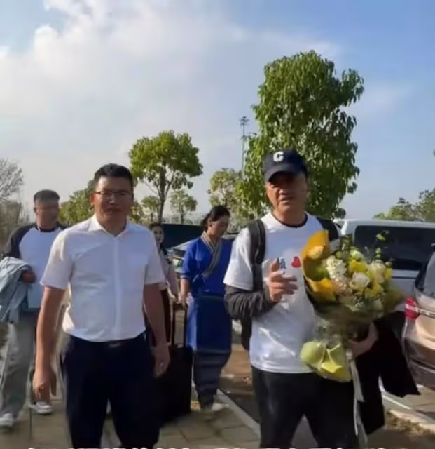 李亞鵬：現身廣東火車站，主動和網友合影被嫌棄，旅客表示好尷尬